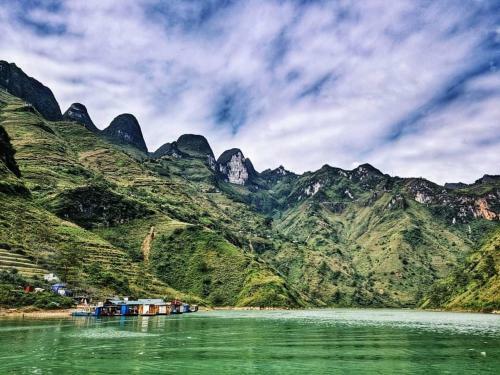 Hit The Road Ha Giang Hostel And Tours