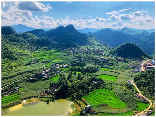 Hit The Road Ha Giang Hostel And Tours