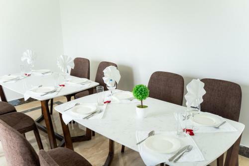 Queenie Hotel - Freyza Hotels