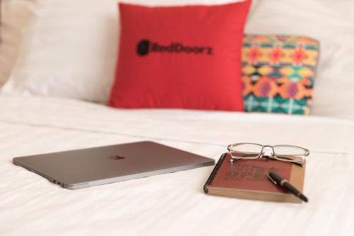 Hotel Reddoorz Plus Near Benh Vien 108