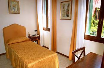 Hotel Iris(.)