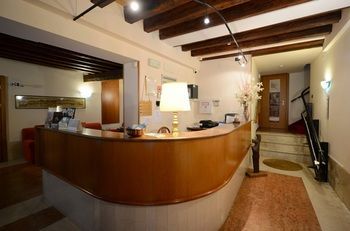 Hotel Iris(.)