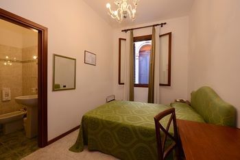 Hotel Iris(.)