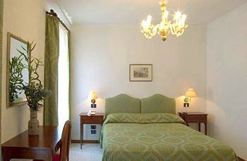 Hotel Iris(.)