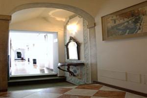 Hotel Iris(.)