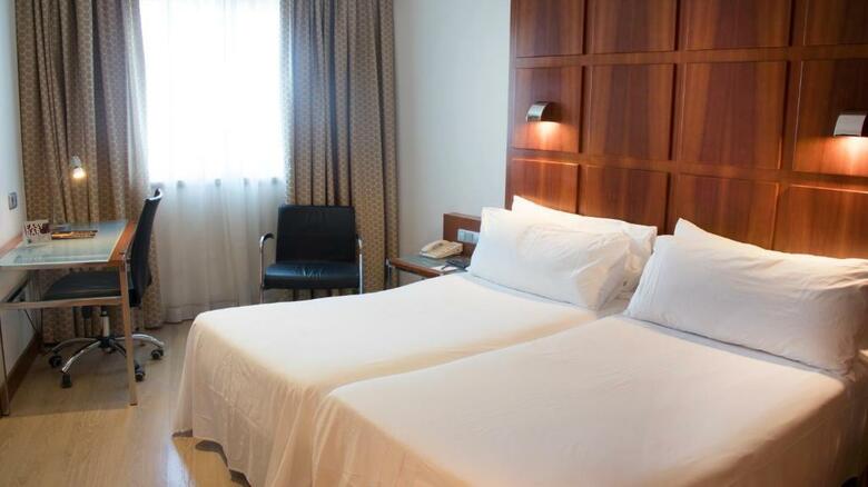 Hotel Port Valencia Azafata