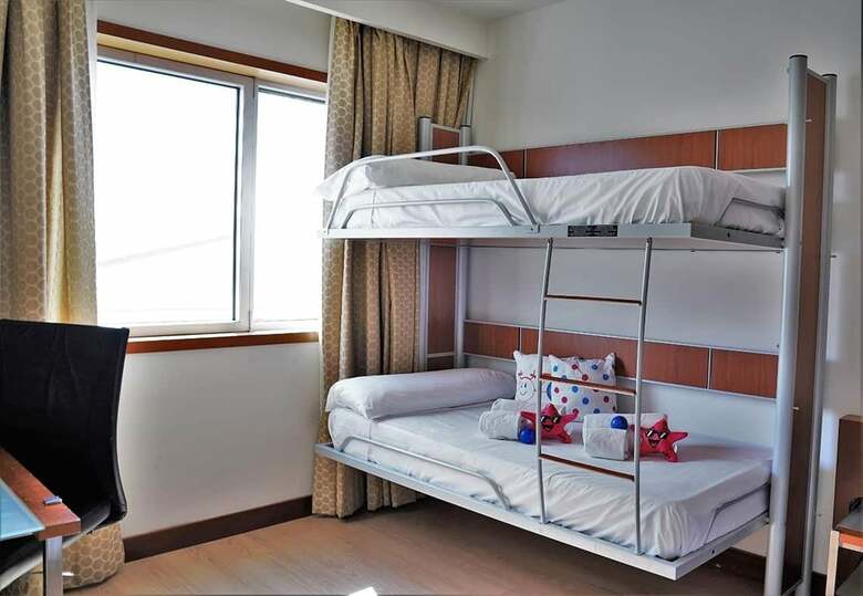 Hotel Port Valencia Azafata