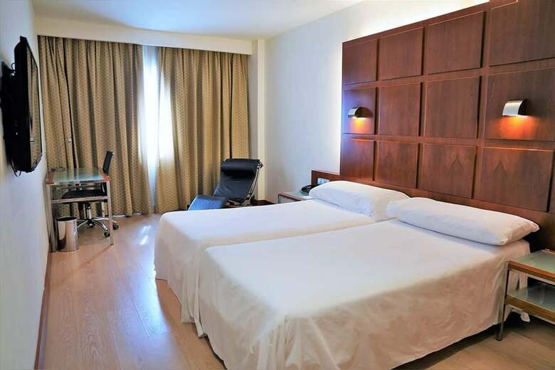 Hotel Port Valencia Azafata