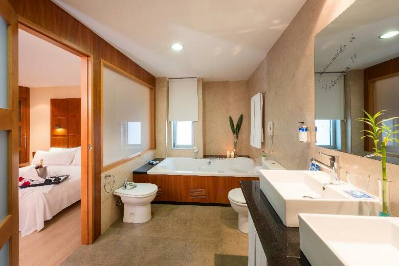 Hotel Port Valencia Azafata