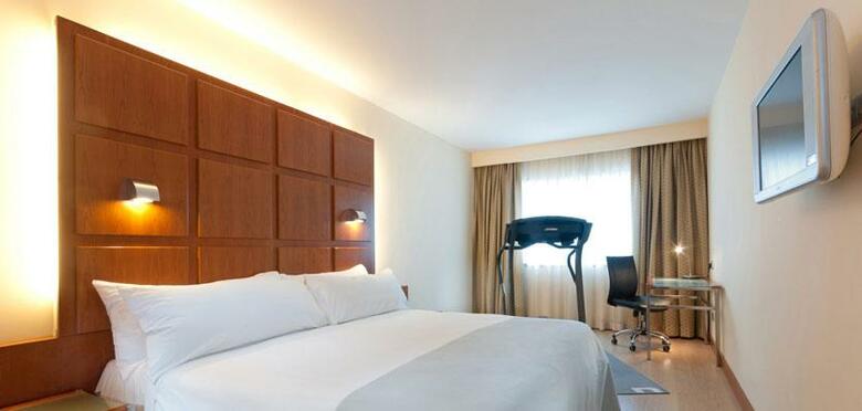 Hotel Port Valencia Azafata