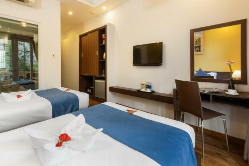 Triple Riverside Villa Hotel Hoian