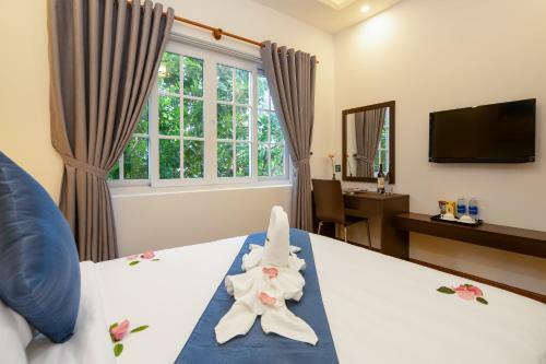 Triple Riverside Villa Hotel Hoian
