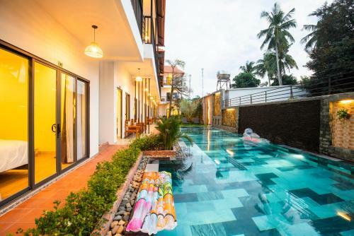 Hotel Aurora House
