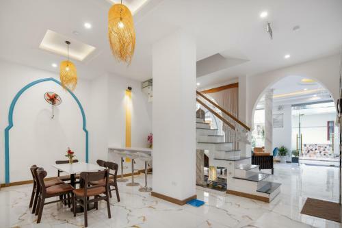 Phuong Dong Hotel And Apartment