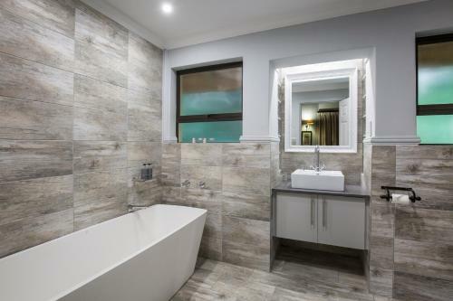 Hotel Cavern Resort & Spa