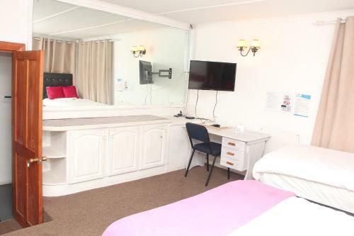 Hostal Demepran Grove B & B