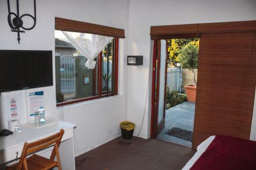 Hostal Demepran Grove B & B