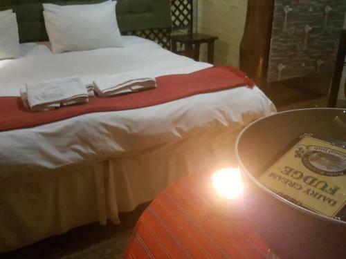 Hostal Essential Rose Room African Silhouette Country House For Essential Workers