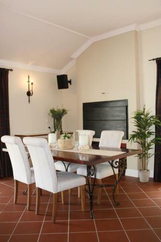 Bed & Breakfast Camelot In Constantia