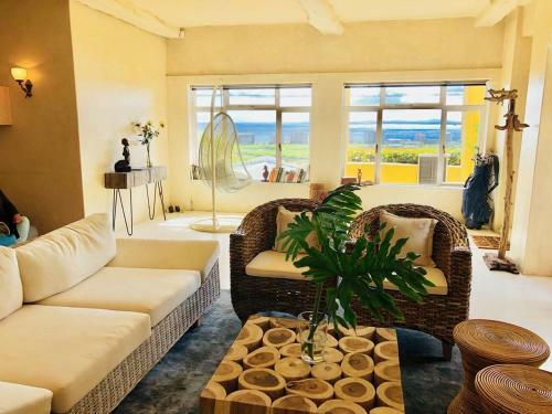 Sun & Sea In A Downtown Mediterranean Villa