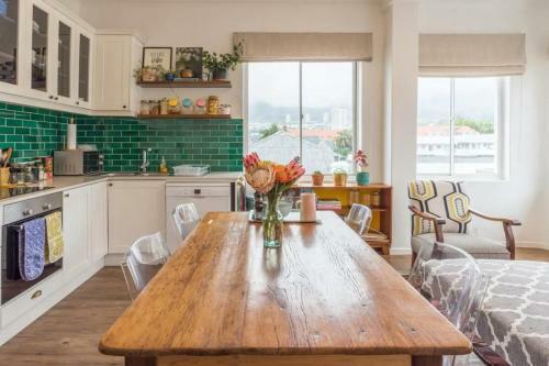 Cape Town Apartment With Dazzling Mountain View