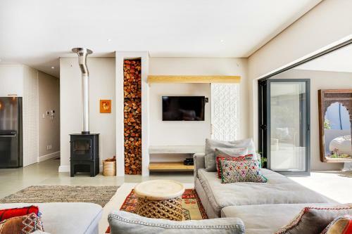 Villa Mountainside, Boho-chic Retreat With Natural Pool
