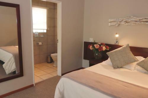 Hostal The Village Guesthouse