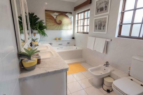 Villa 15 Oyster Crescent