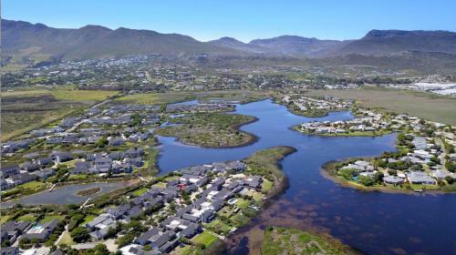 Stunning Cape Peninsula Holiday Villa With Pool