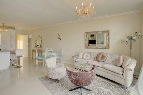 L`azur : Elegant Apartment With Sea View