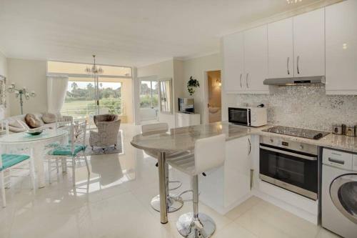 L`azur : Elegant Apartment With Sea View