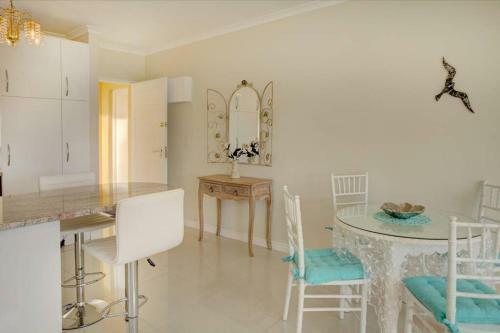 L`azur : Elegant Apartment With Sea View