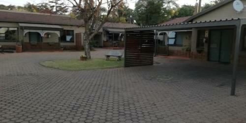 Hostal Gold Crest Guesthouse