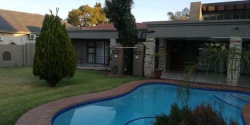 Hostal Gold Crest Guesthouse