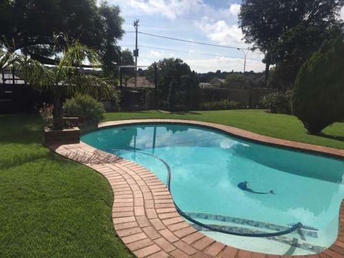 Hostal Gold Crest Guesthouse
