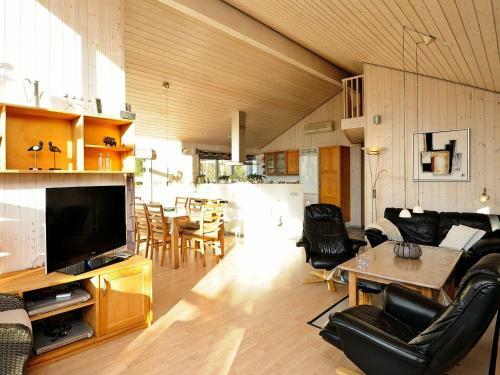 Three-bedroom Holiday Home In Oksb�l 8