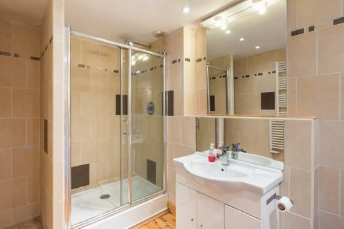 Saint-meen-le-grand Chateau Sleeps 15 Pool Air Con