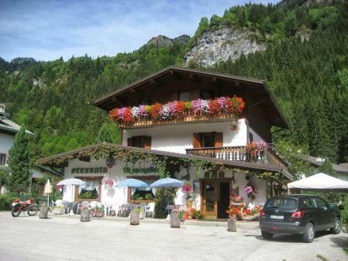 Hostal Affittacamere Pizzeria Marmolada