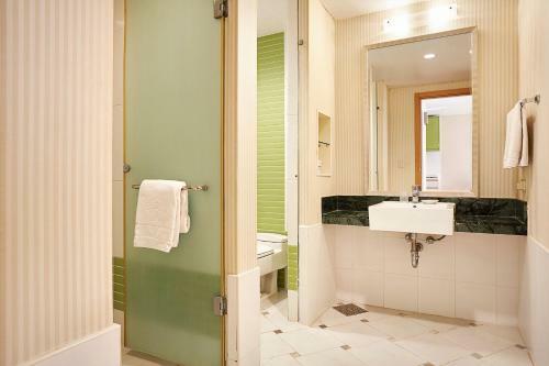 Hotel Oak Valley Resort