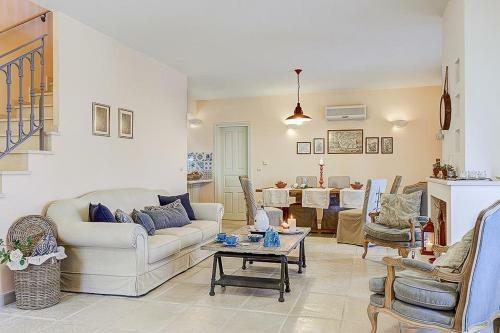 Antipata Villa Sleeps 6 Pool Air Con Wifi