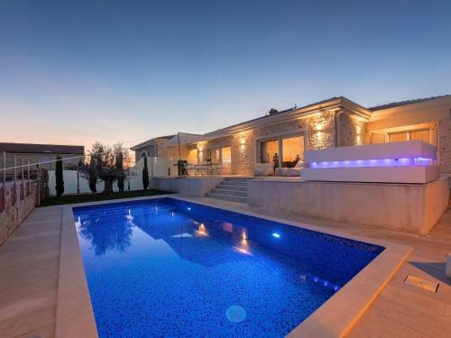 Luxurious Child-friendly Villa With Jacuzzi In Tar