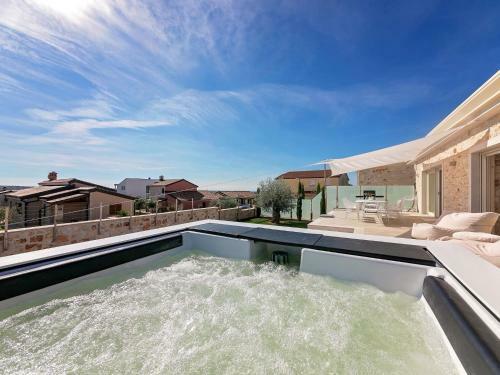 Luxurious Child-friendly Villa With Jacuzzi In Tar