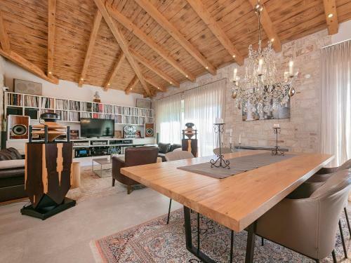 Luxurious Child-friendly Villa With Jacuzzi In Tar
