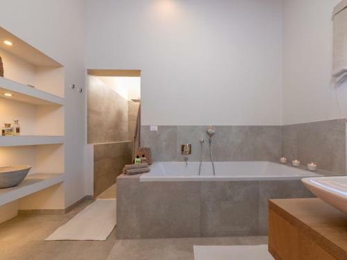 Luxurious Child-friendly Villa With Jacuzzi In Tar