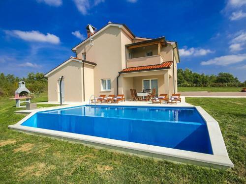 Luxury Villa With Infinity Pool And Scenic Views In Motovun