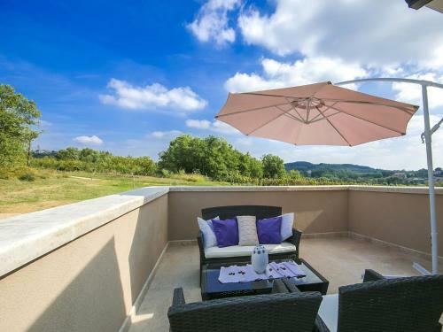 Luxury Villa With Infinity Pool And Scenic Views In Motovun