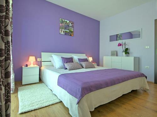 Luxury Villa With Infinity Pool And Scenic Views In Motovun