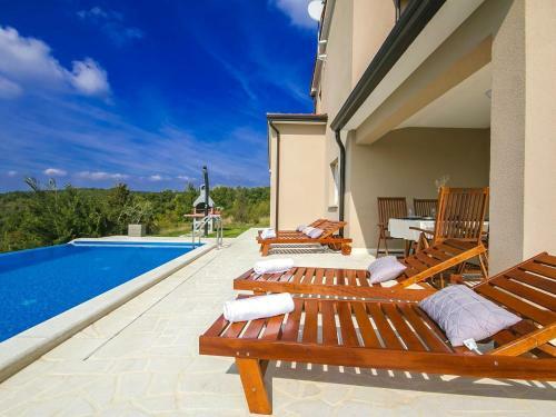 Luxury Villa With Infinity Pool And Scenic Views In Motovun
