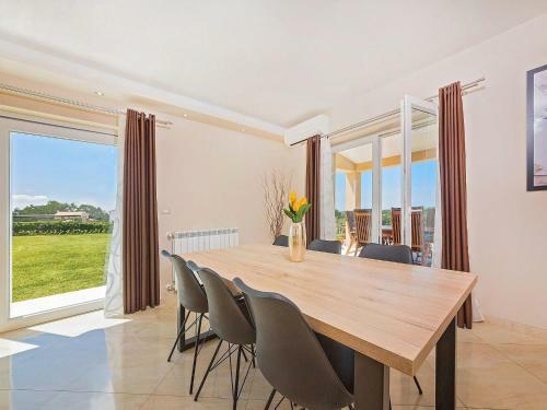 Luxury Villa With Infinity Pool And Scenic Views In Motovun