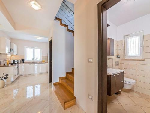 Luxury Villa With Infinity Pool And Scenic Views In Motovun
